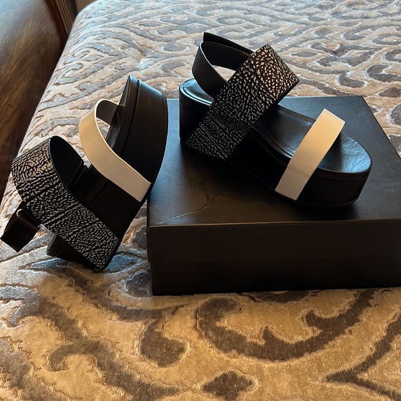 White and black Jazzy platform sandals.Size 37.Great condition. - Picture 2 of 5